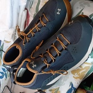 Men's Under Armour Light weight Sneakers.